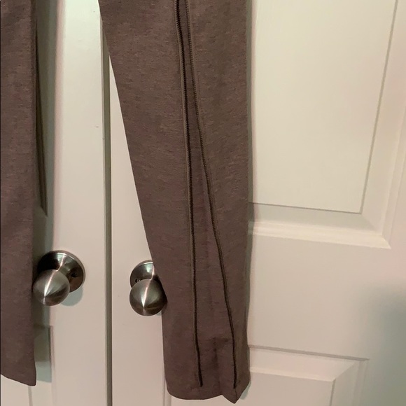 BCBG leggings with back leg zipper - Picture 3 of 6